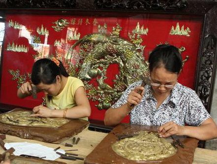 Làng nghề chạm khắc bạc truyền thống Đồng Xâm 
